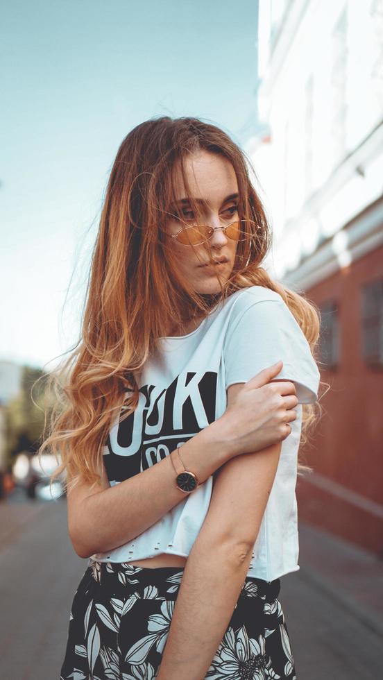 retrato da moda elegante mulher bonita em óculos de sol, posando na cidade foto