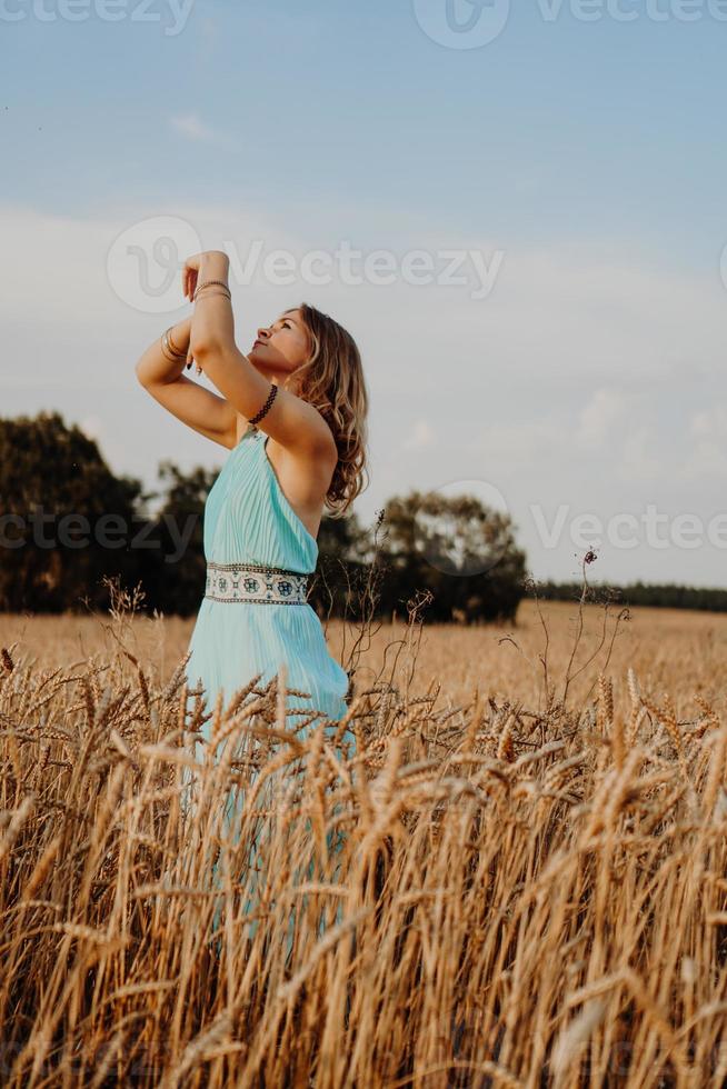 bela jovem dançando no campo foto