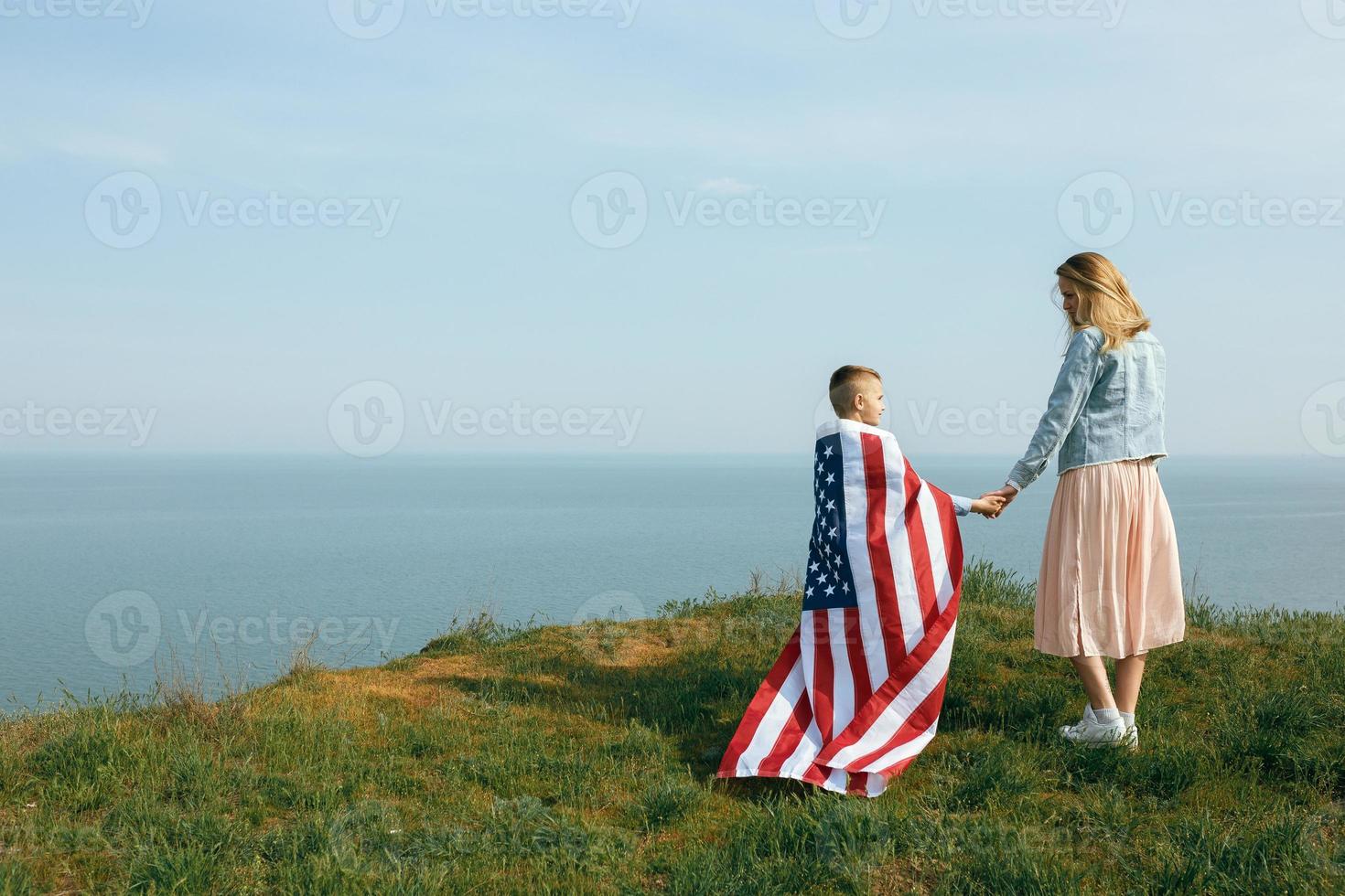 mãe solteira com filho no dia da independência dos eua foto