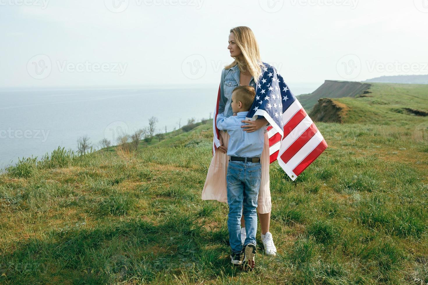 mãe solteira com filho no dia da independência dos eua foto