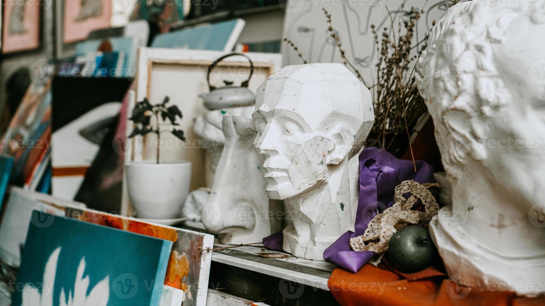 busto de escultura e ferramentas em uma oficina de arte foto