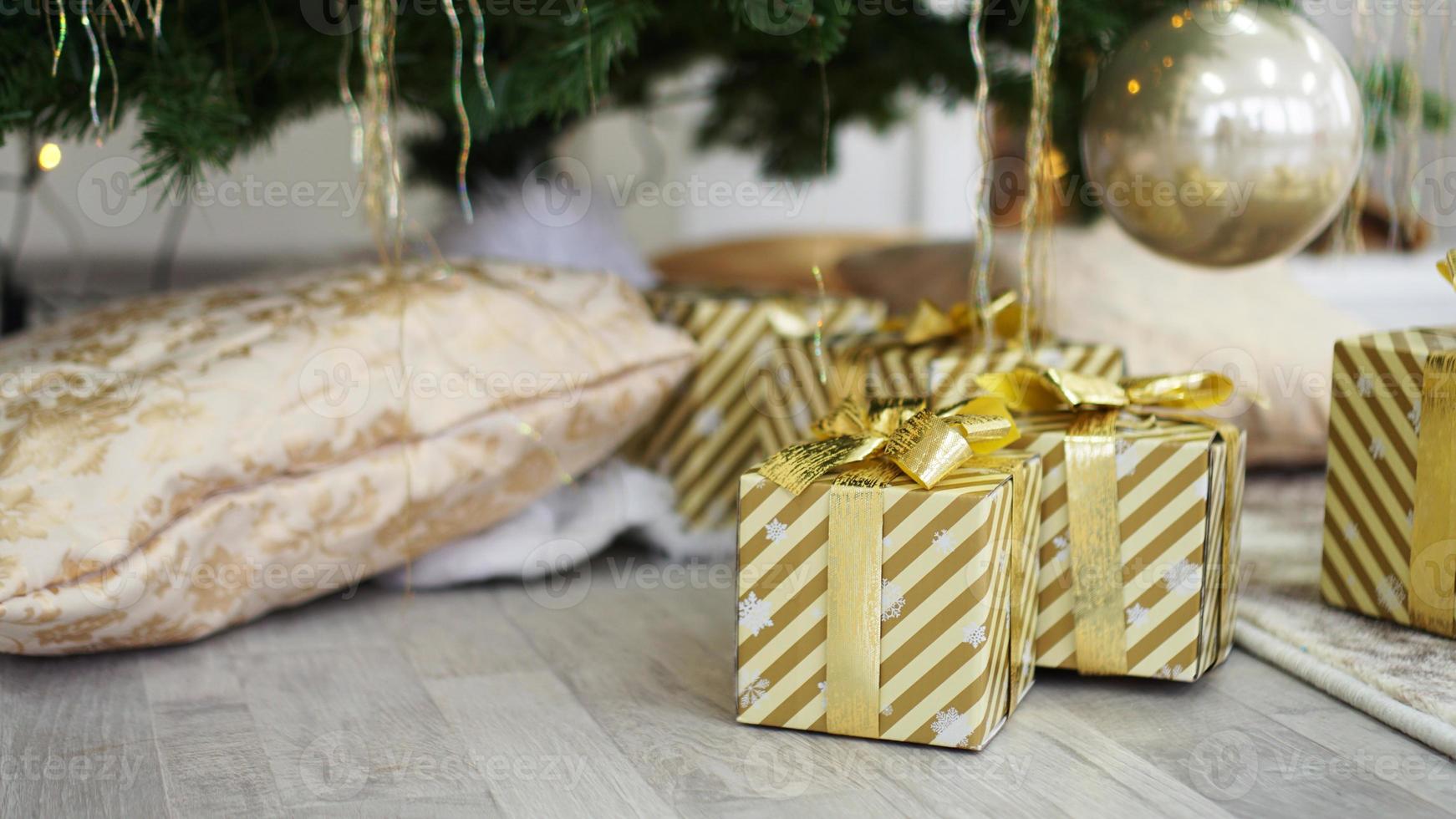caixas de presentes debaixo da árvore de natal foto