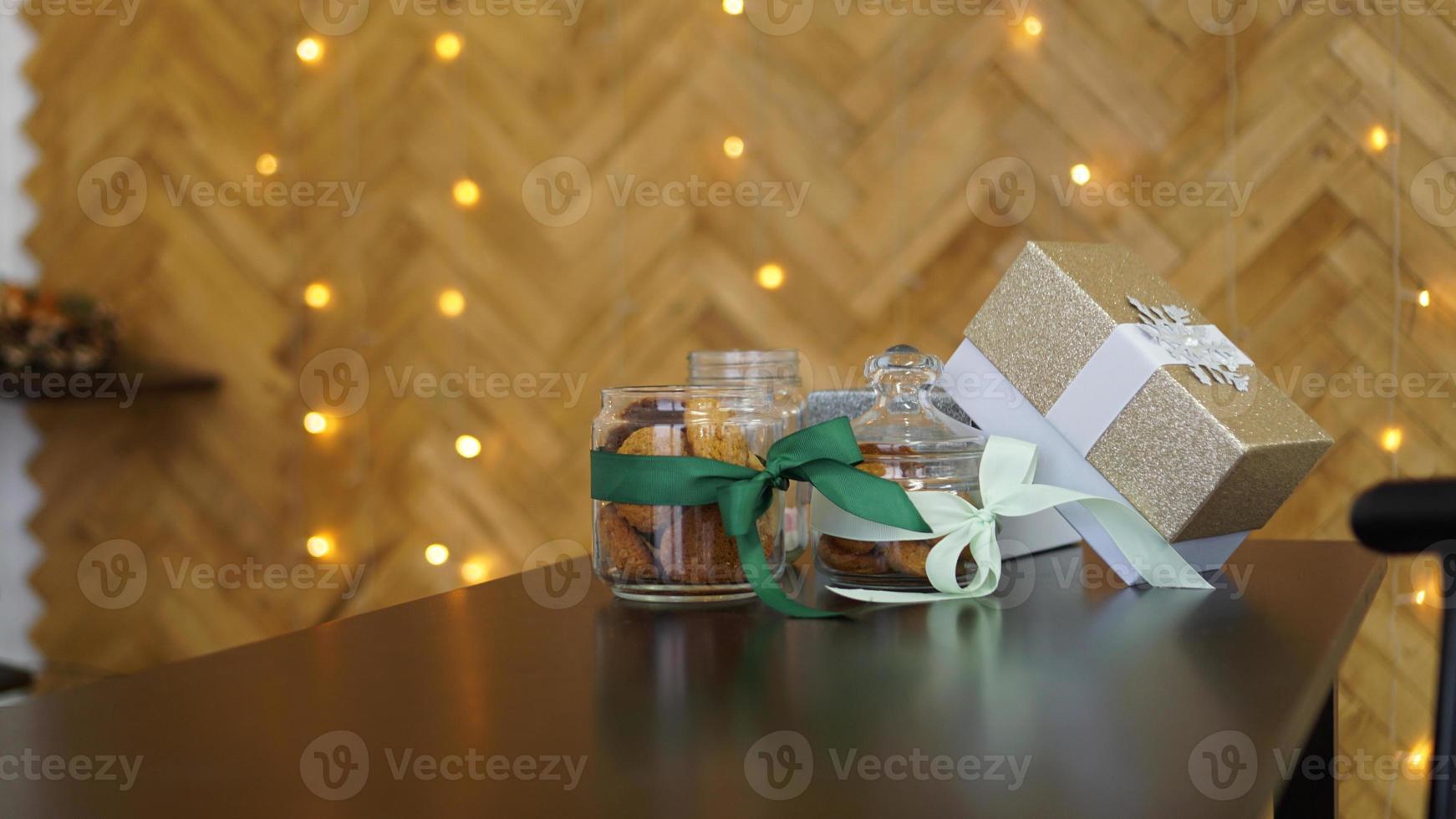 biscoitos saudáveis com frutas secas e nozes em uma jarra de vidro foto