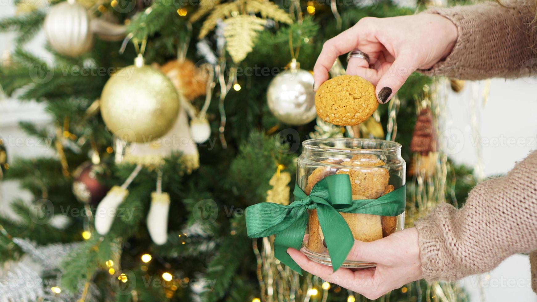 biscoitos de aveia em uma jarra de vidro. no contexto da decoração de natal foto