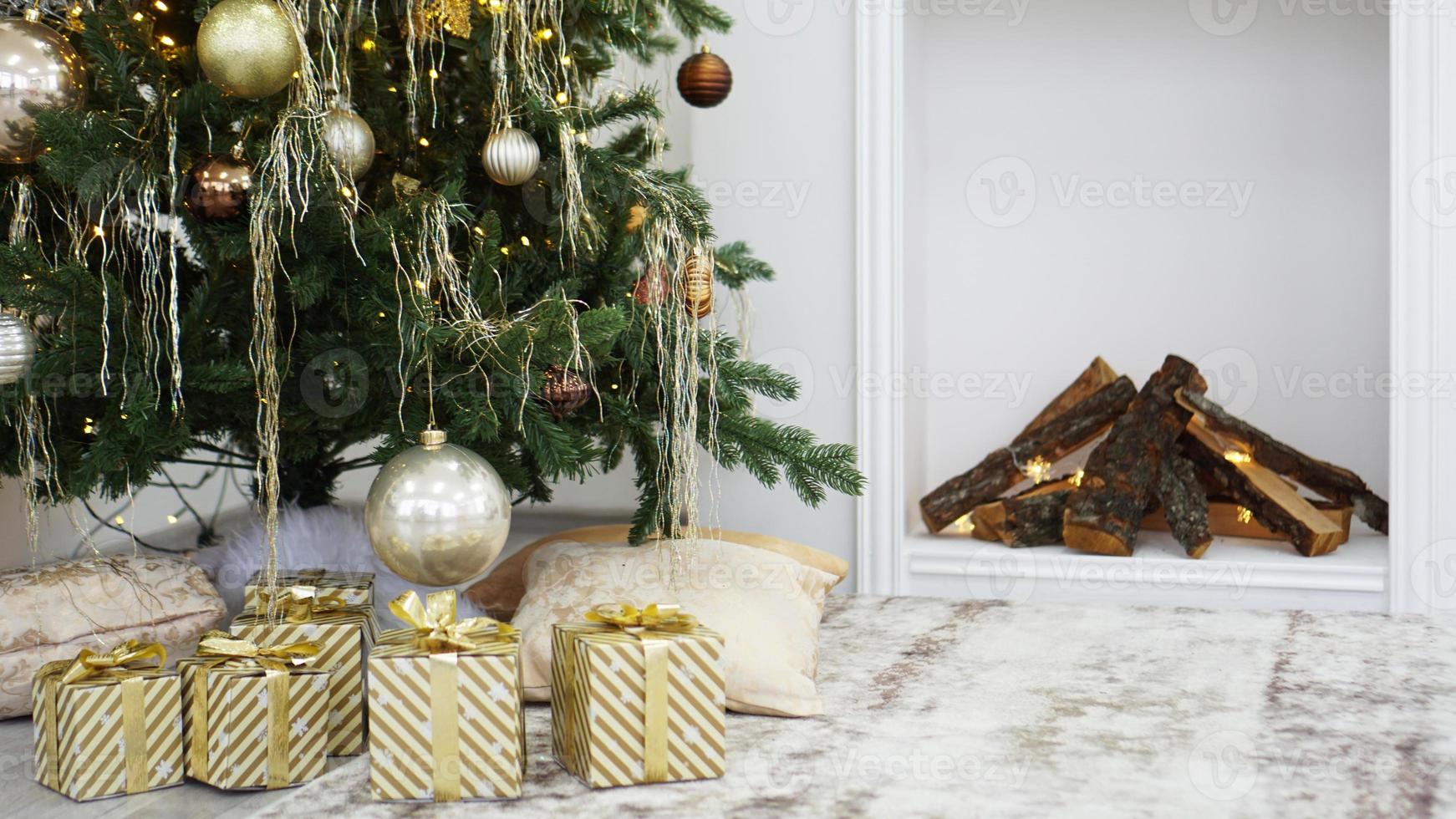 caixas de presentes debaixo da árvore de natal foto