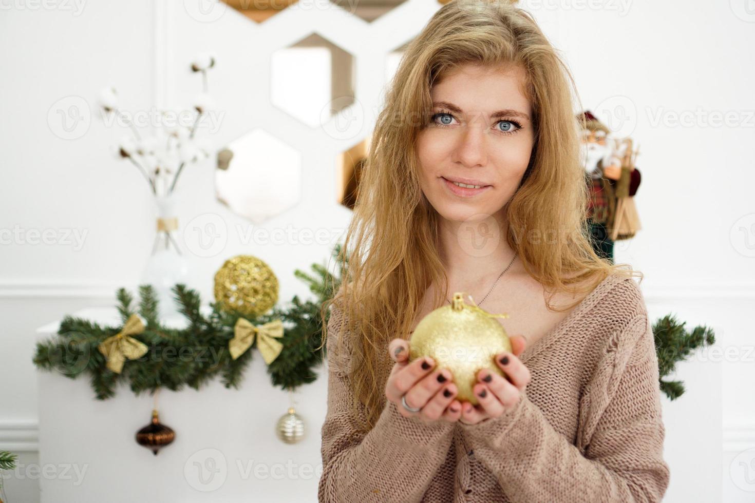 bela jovem decorando uma árvore de natal foto