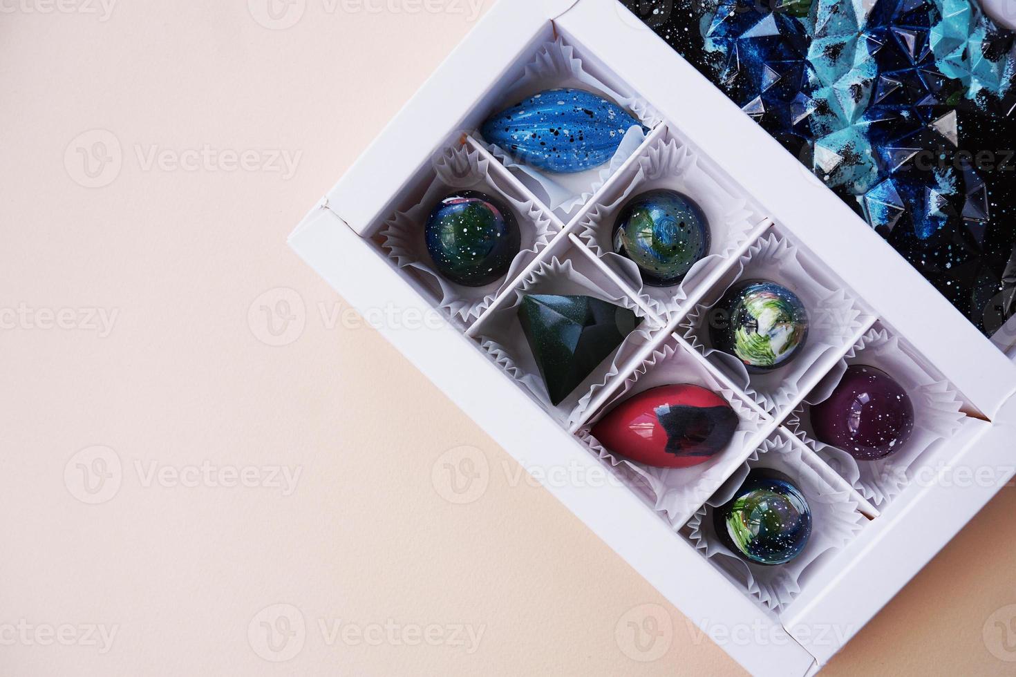 caixa de presente de chocolates artesanais. desenho geométrico e espacial foto