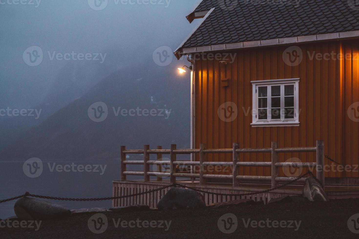 casas rorbu da noruega e rochas de montanhas sobre o fiorde foto