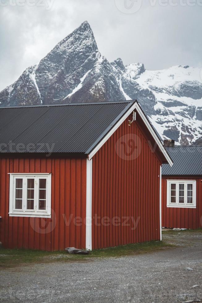 noruega rorbu casas e montanhas rochas vista para as ilhas lofoten foto