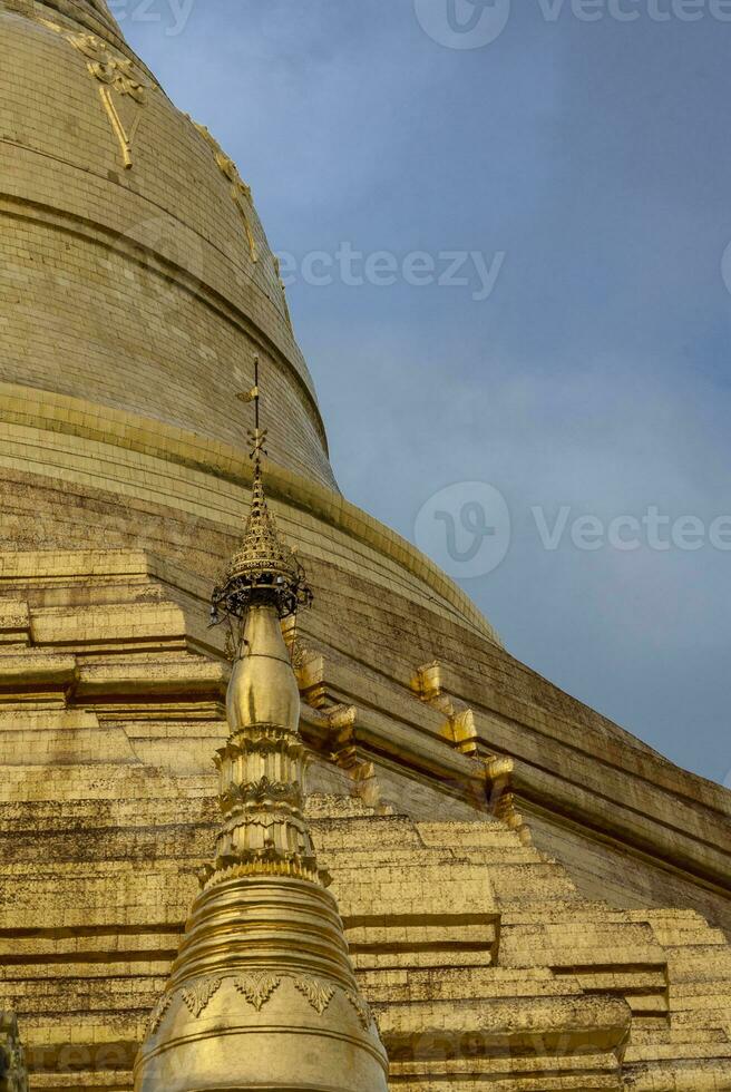 exterior do a Shwedagon pagode uma dourado pagode dentro yangon, Rangun, Mianmar, Ásia foto