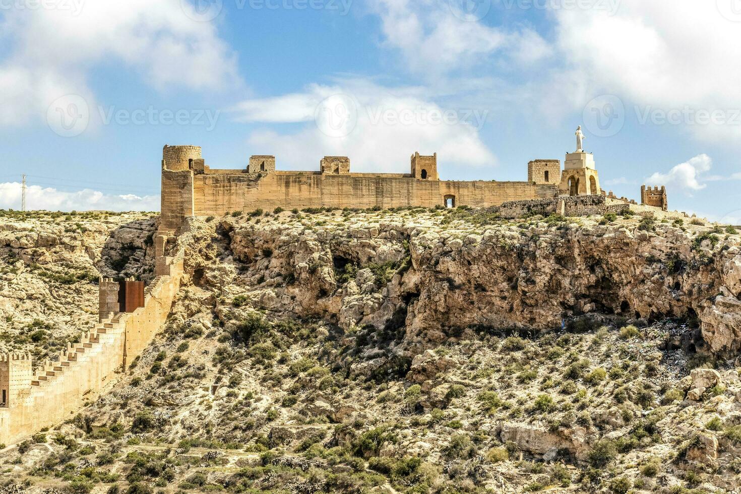 jayran parede - uma mourisco parede- e cerro san cristobal Colina dentro almeria, Andaluzia, Espanha foto