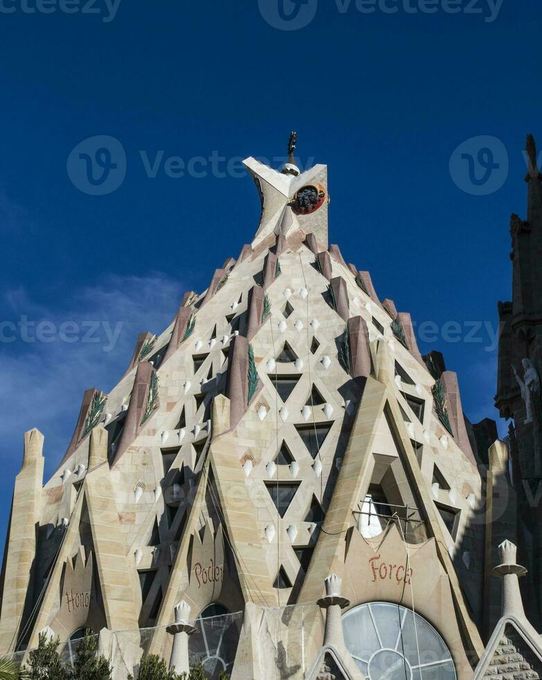 exterior do a sagrada familia basílica dentro barcelona, catalunha, Espanha foto