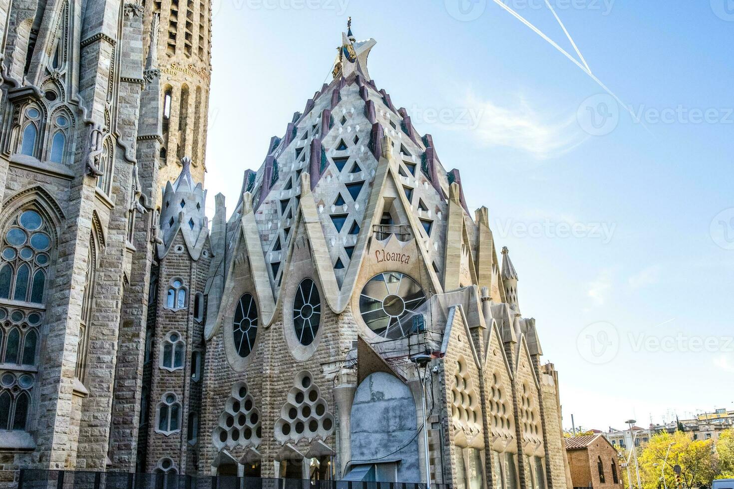 exterior do a sagrada familia basílica dentro barcelona, catalunha, Espanha foto