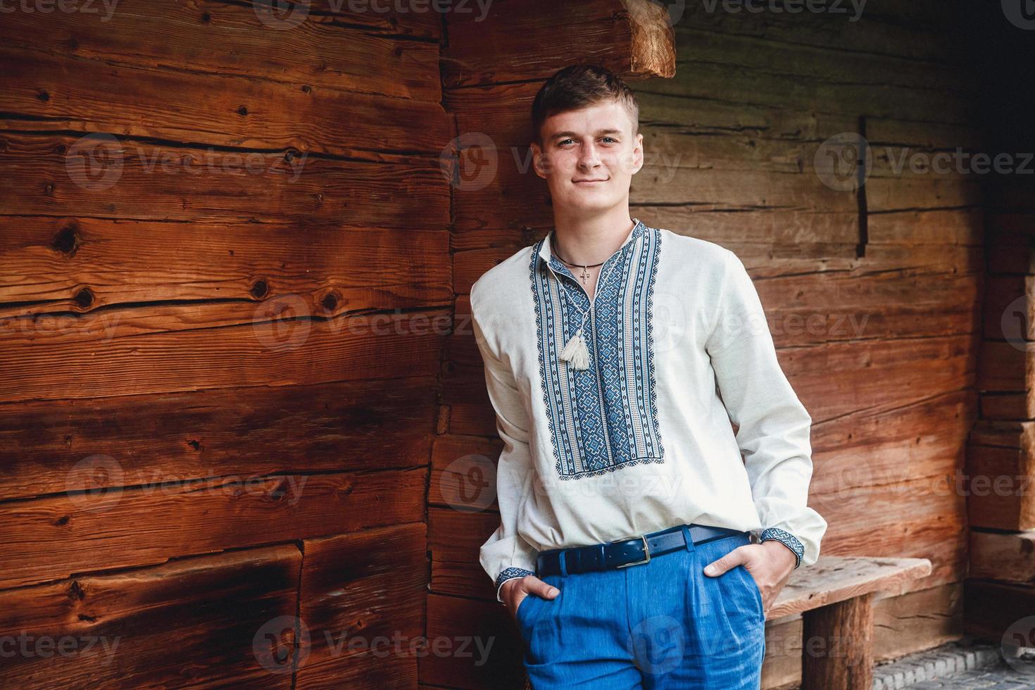 homem em uma camisa bordada foto