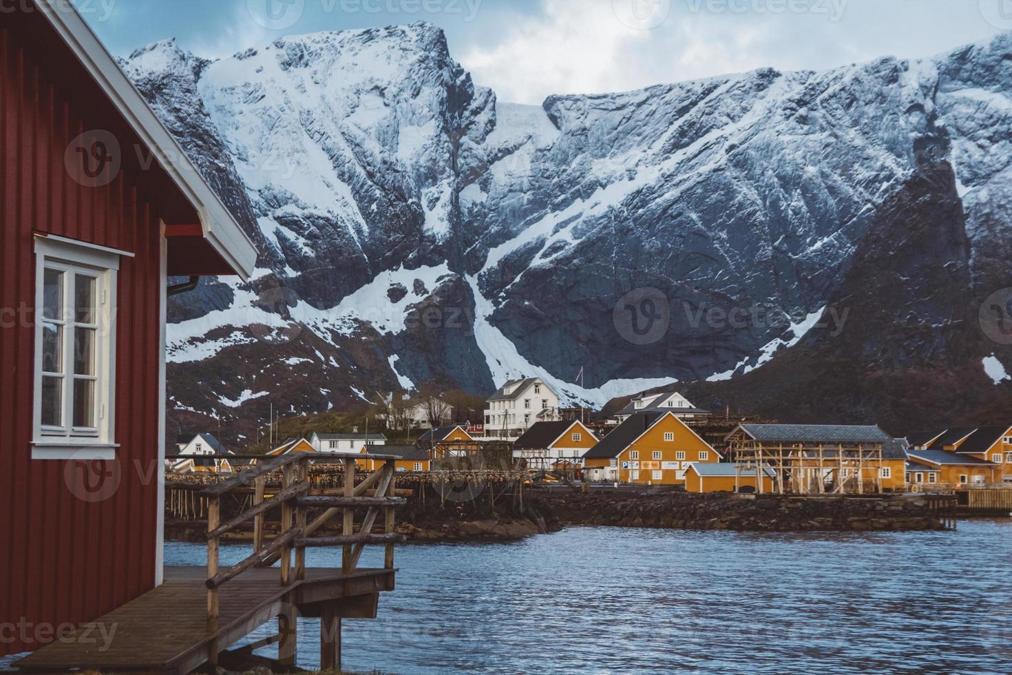 casas e montanhas da noruega rorbu foto