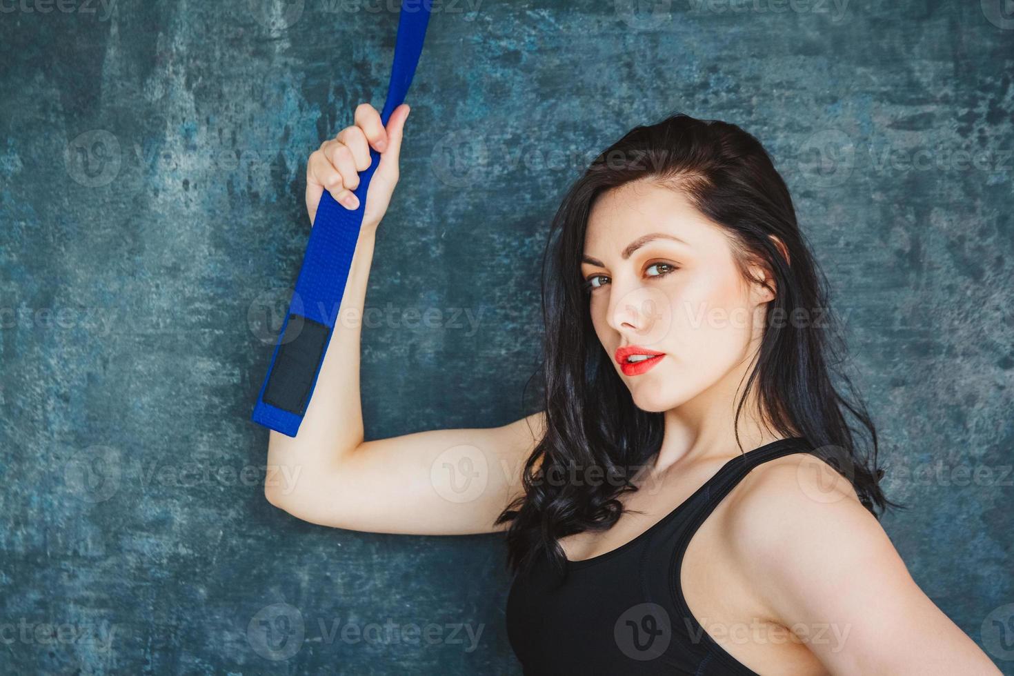 mulher atlética com faixa azul foto