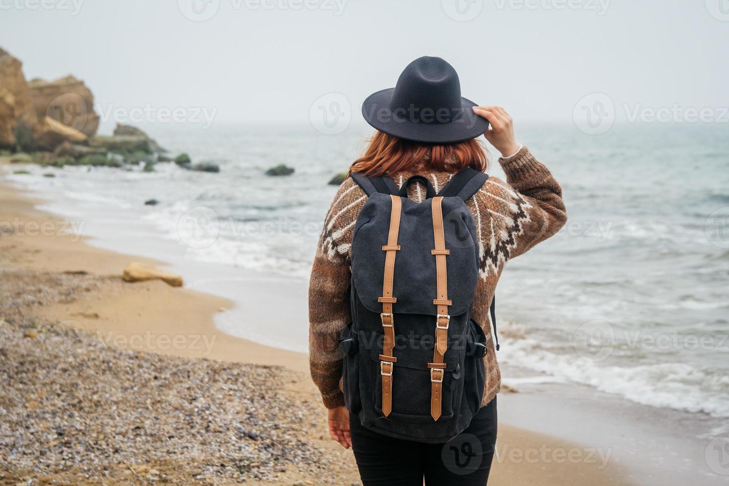 mulher com um chapéu e uma mochila no fundo do mar e rochas foto