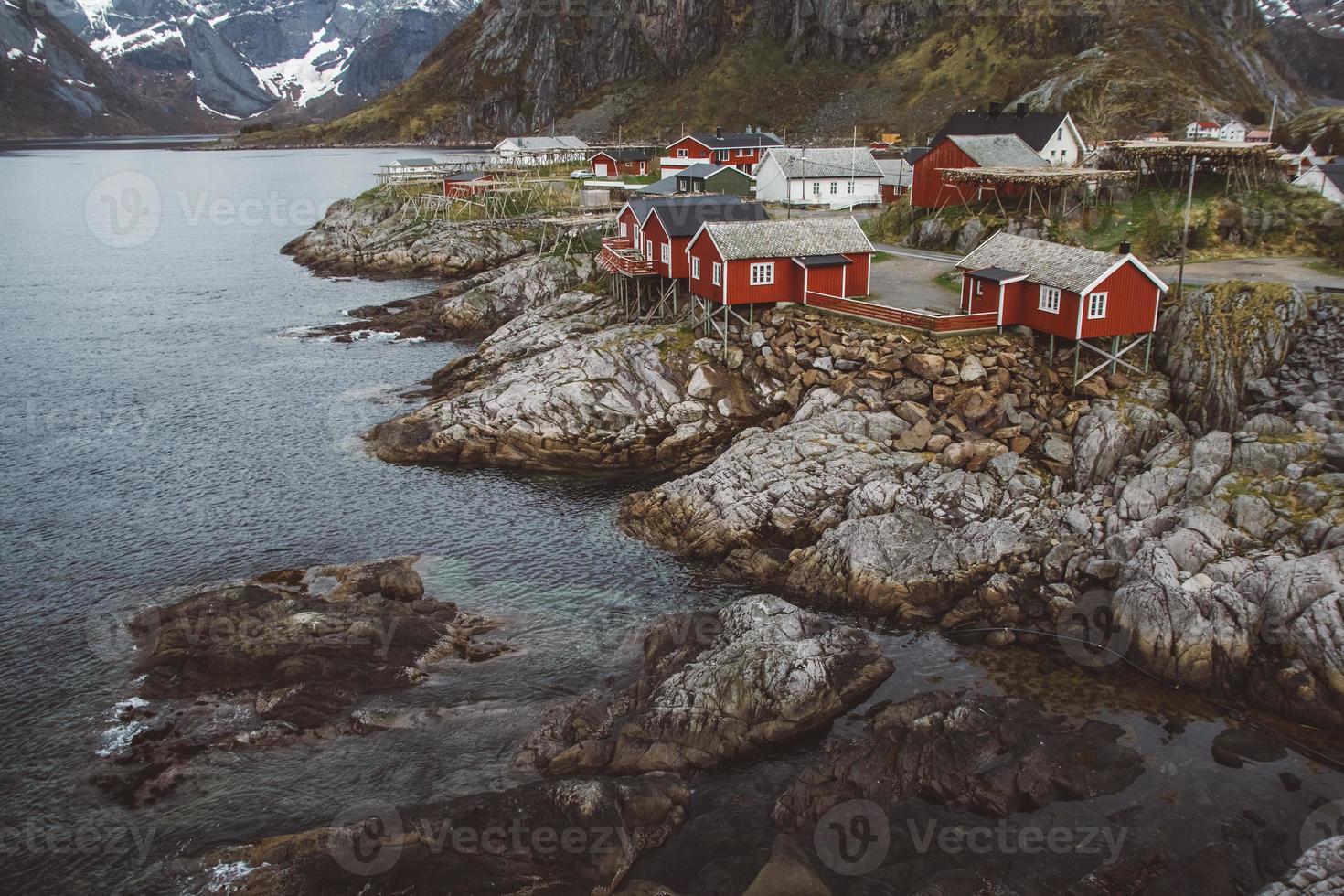 casas e montanhas da noruega rorbu foto