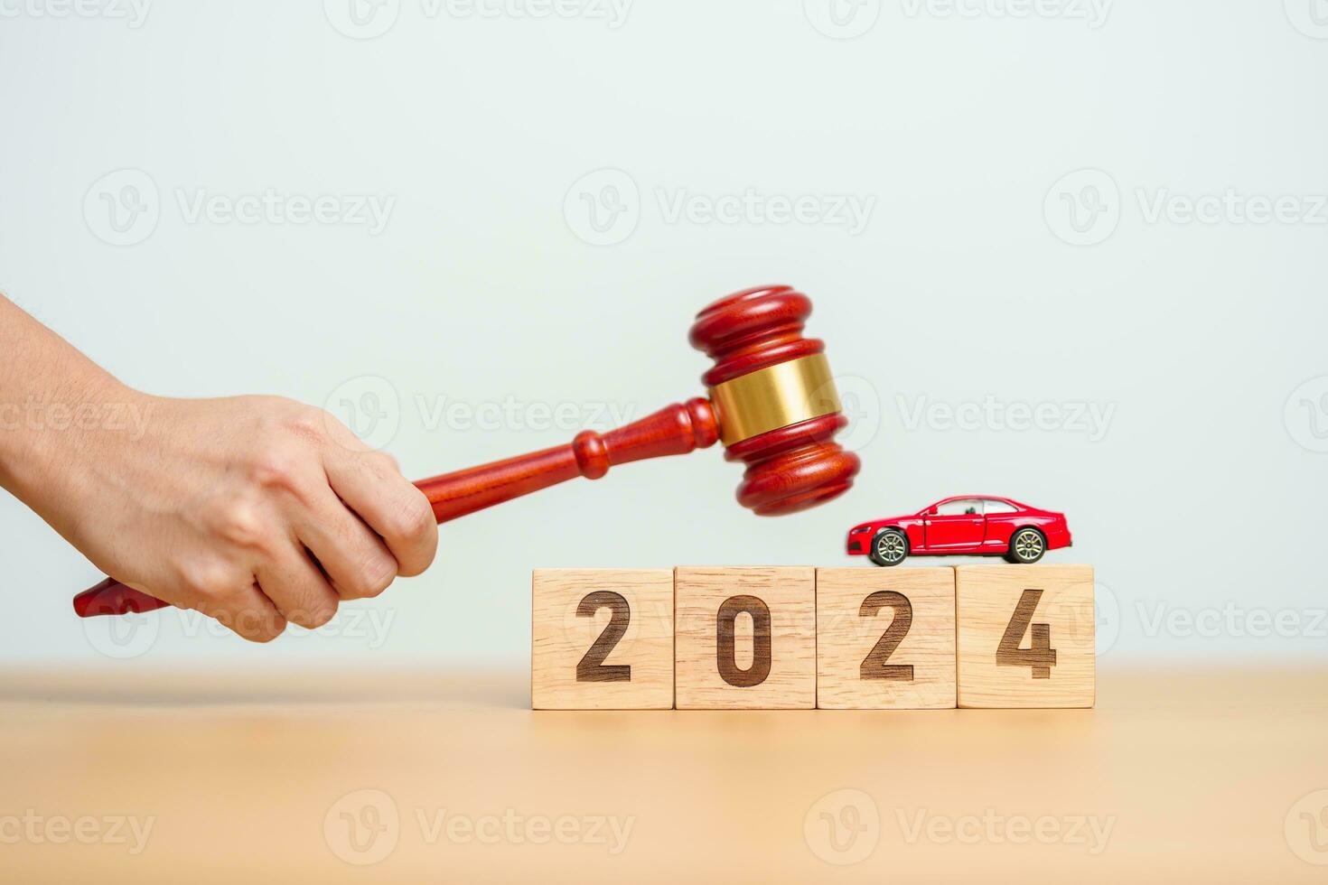 carro lei, seguro, auto imposto, leilão e licitação conceitos. 2024 ano quadra com caiu pequeno brinquedo carro modelos com juízes martelo em escrivaninha dentro tribunal. foto