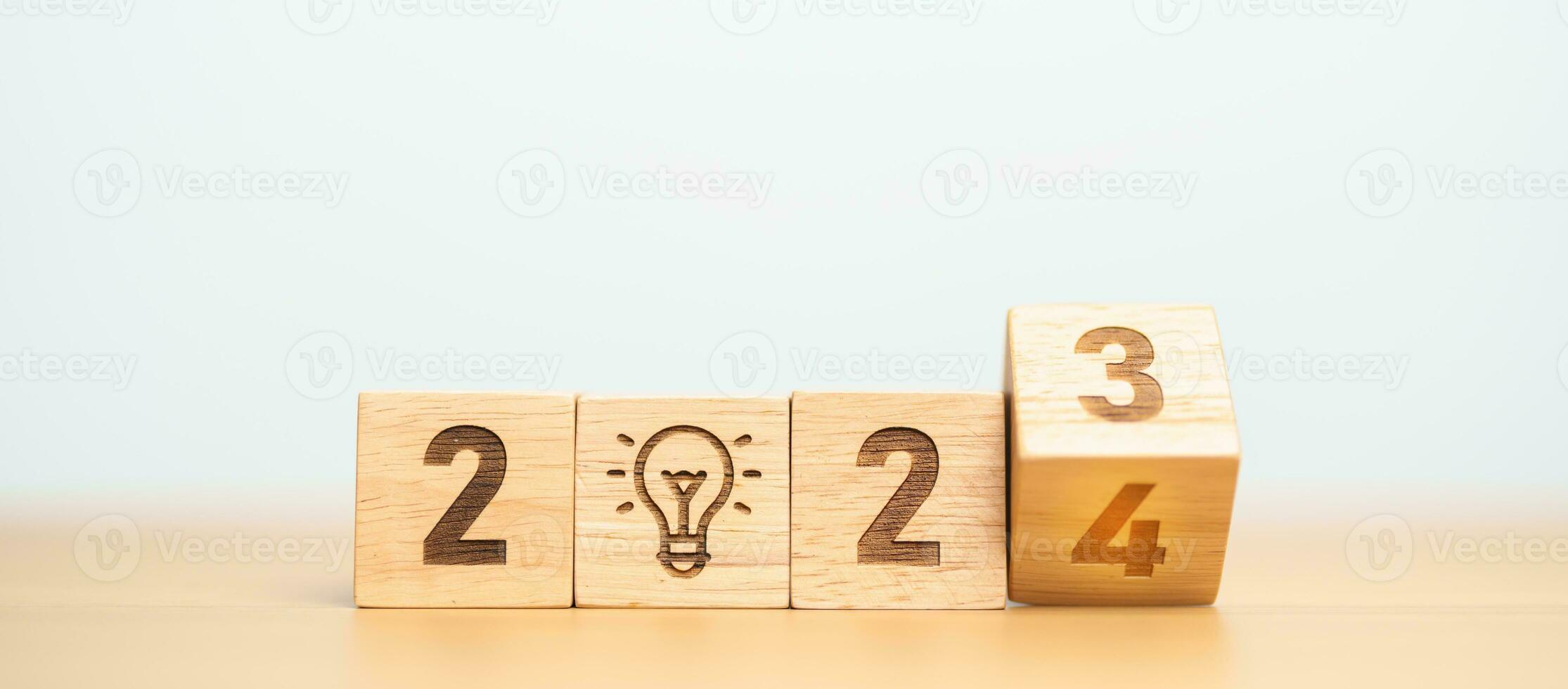 2024 quadra com lâmpada elétrica. o negócio ideia, criativo, pensamento, chuva de ideias, meta, resolução, estratégia, plano, Ação, mudança e Novo ano começar conceitos foto