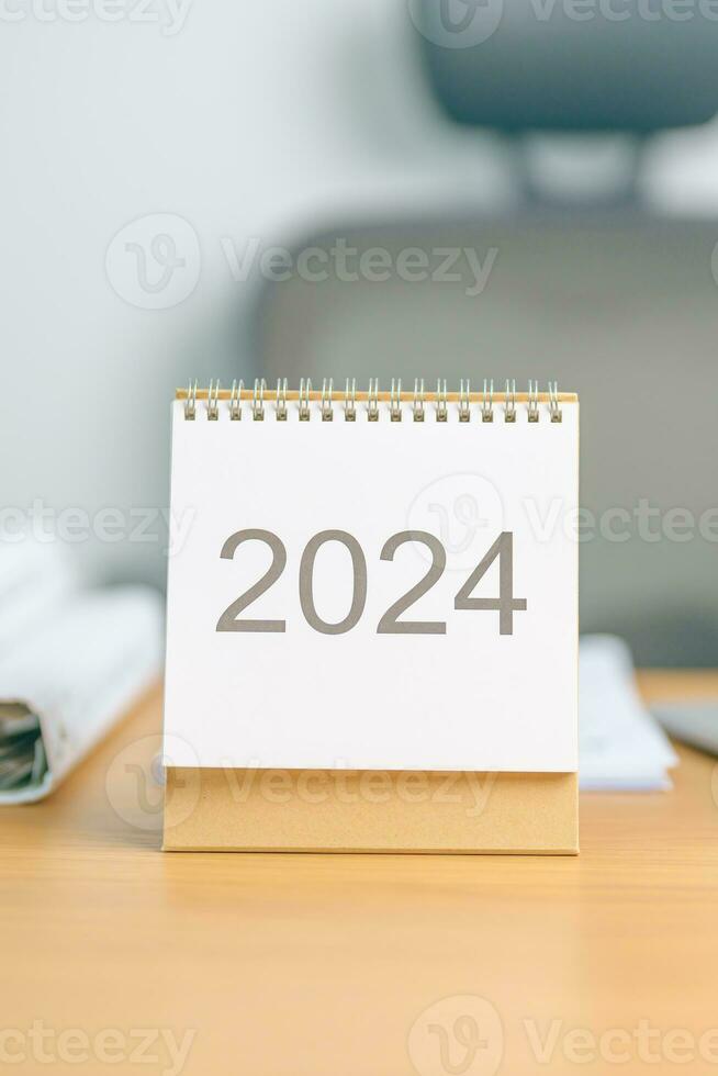 2024 ano calendário em mesa fundo. contagem regressiva, feliz Novo ano, resolução, metas, plano, Ação, missão e financeiro conceito foto