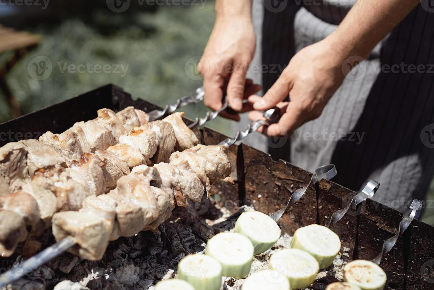 cozinhar kebab grelhado no espeto de metal foto