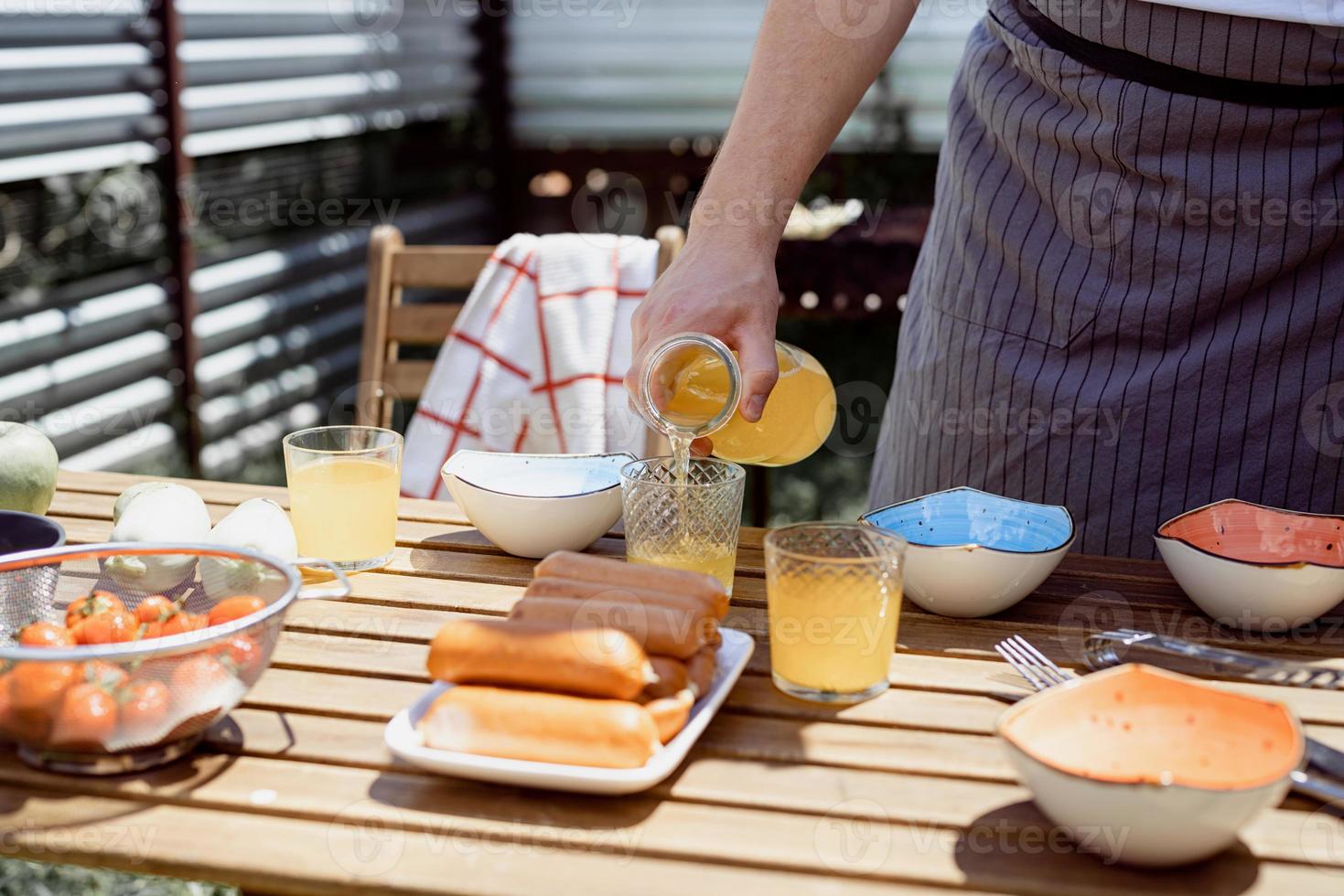 jovem preparando mesa para piquenique foto