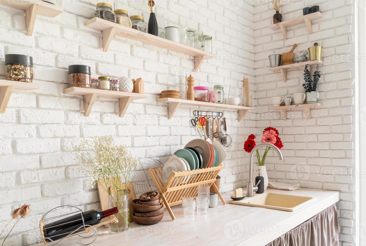 design de interiores de cozinha rústica, tijolo branco foto