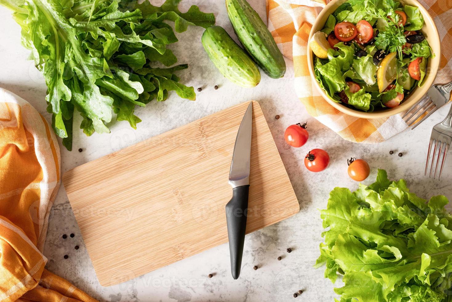 vista superior de fazer salada de vegetais com vegetais orgânicos foto