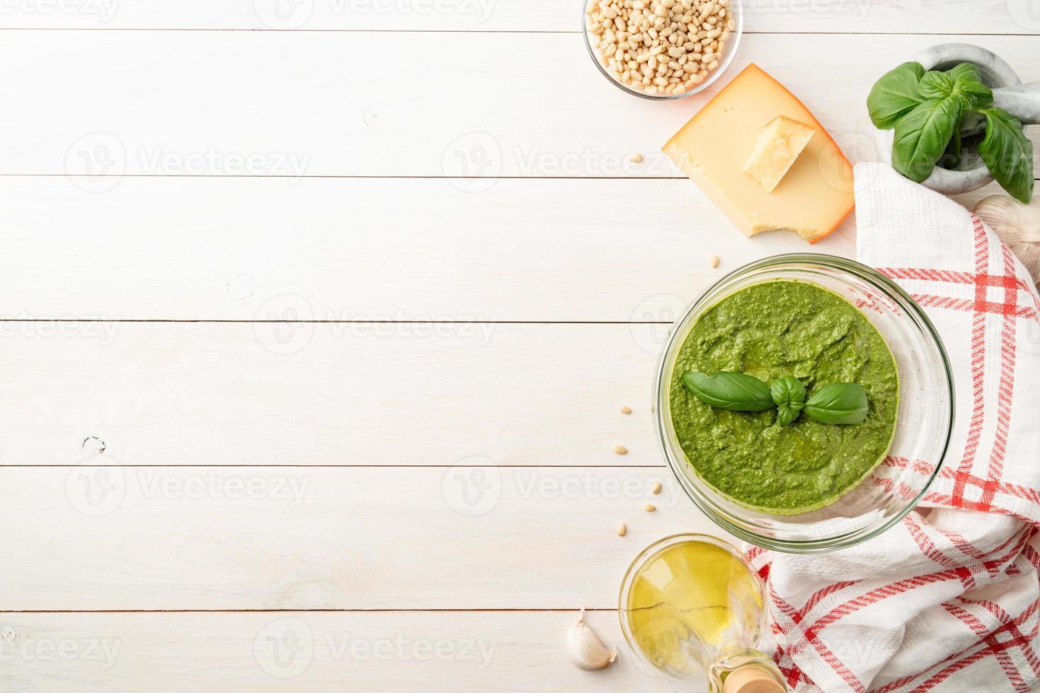 pesto fresco em tigela com ingredientes foto