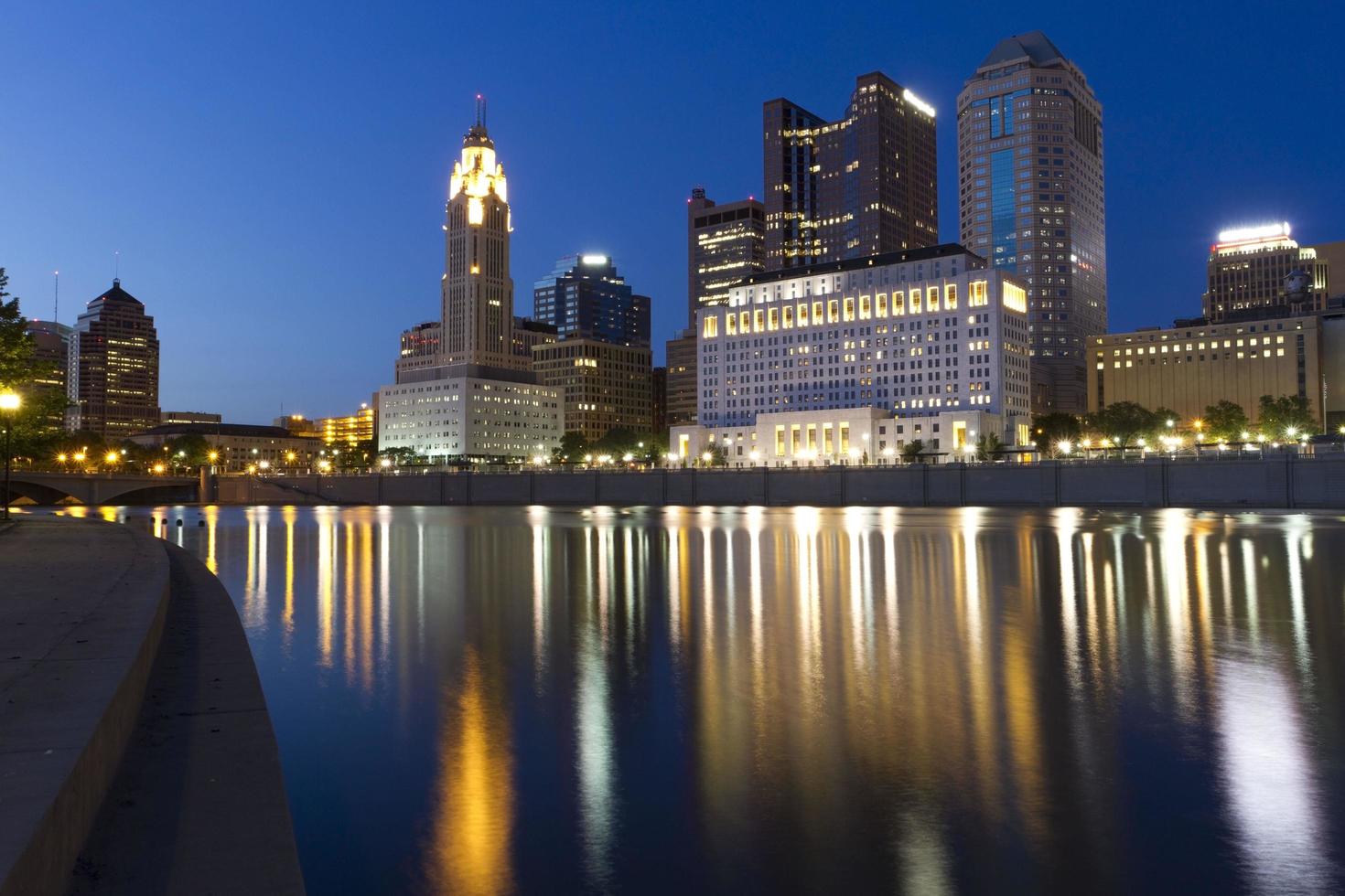 visão noturna do centro de columbus ohio foto