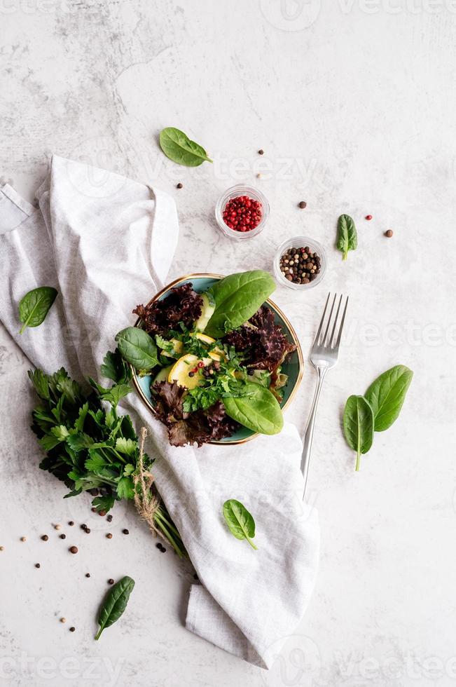 salada com espinafre, alface vermelha, pepino e verdura foto
