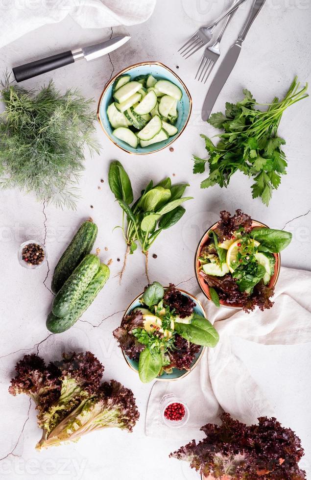 salada com espinafre, alface vermelha, pepino e verdura foto