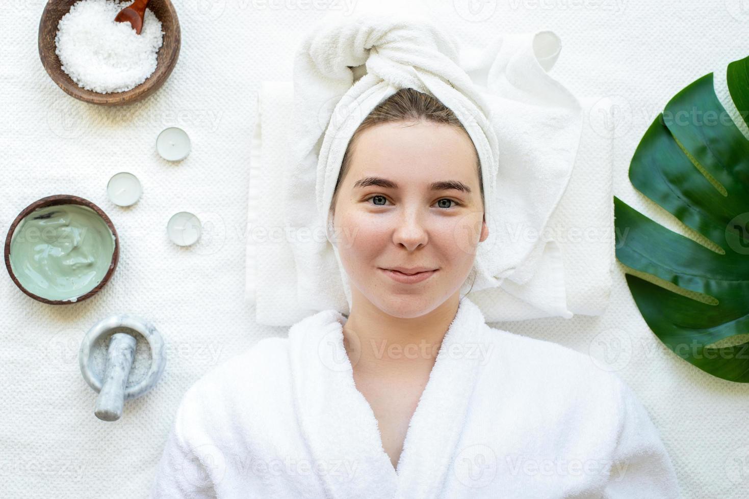 mulher relaxada fazendo procedimentos de spa usando cosméticos naturais foto