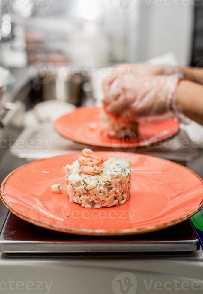 porção de salada fresca na mesa da cozinha do restaurante foto