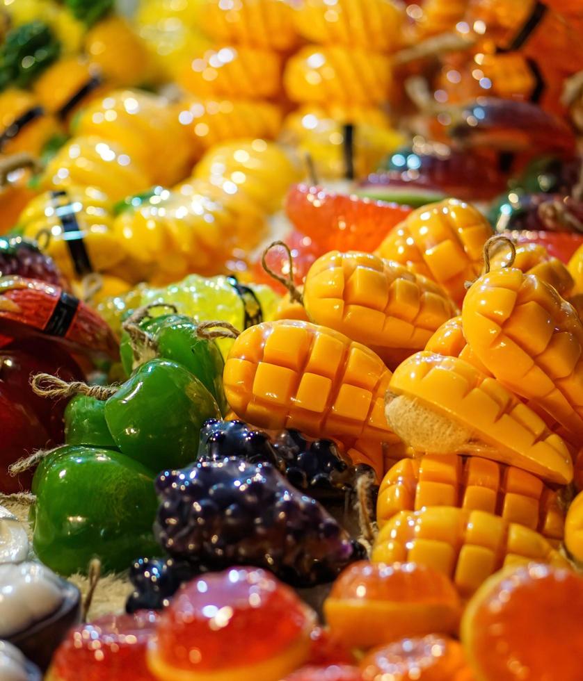 sabão de pão e esculpido em mangas amarelas e outras frutas foto