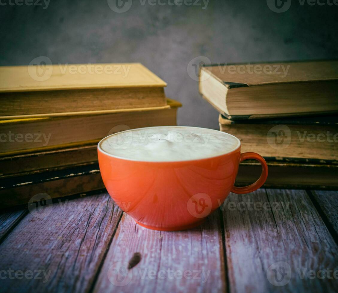 fresco cappuccino e alguns livros foto