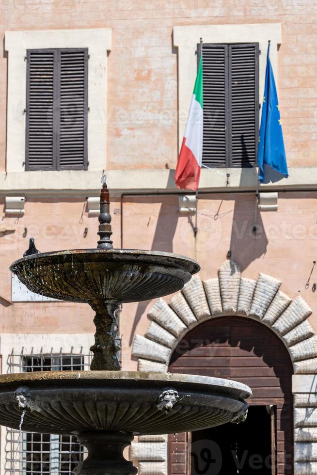 Câmara Municipal de Spoleto com bandeiras foto
