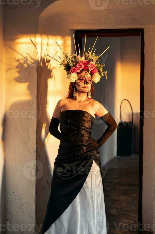 retrato do uma menina com açúcar crânio Maquiagem sobre Preto fundo. calavera catrina. dia de los mortos. dia do a morto. dia das Bruxas. foto