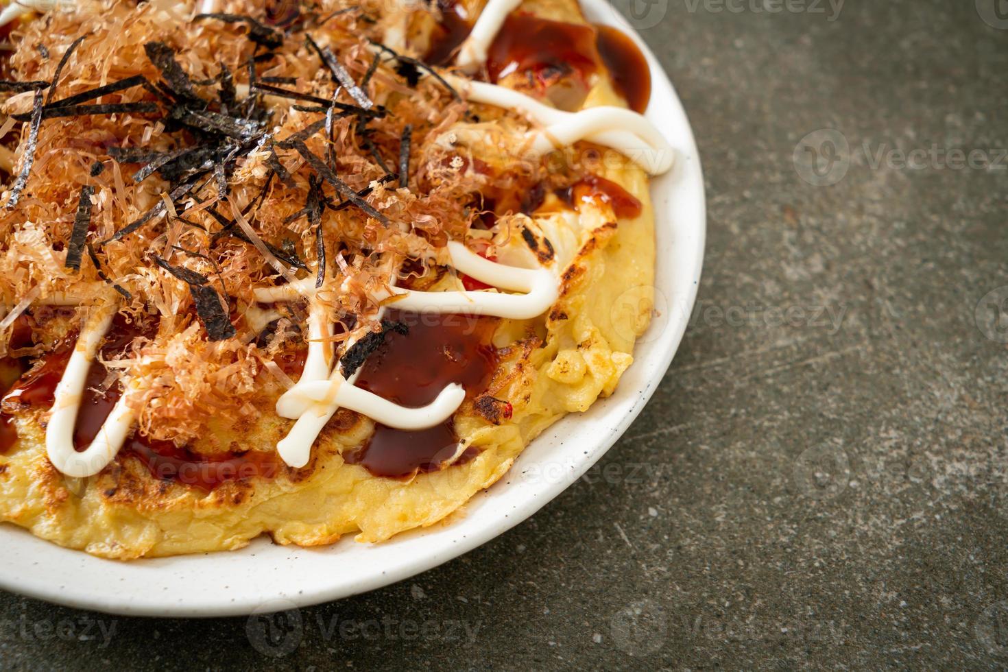pizza tradicional japonesa que se chama okonomiyaki foto