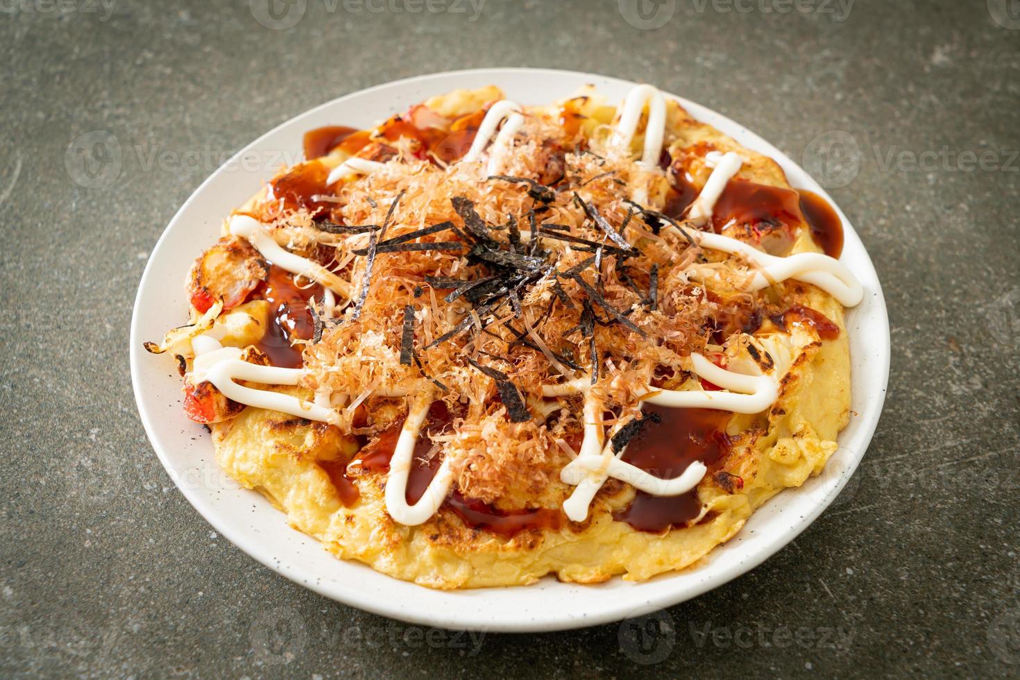 pizza tradicional japonesa que se chama okonomiyaki foto