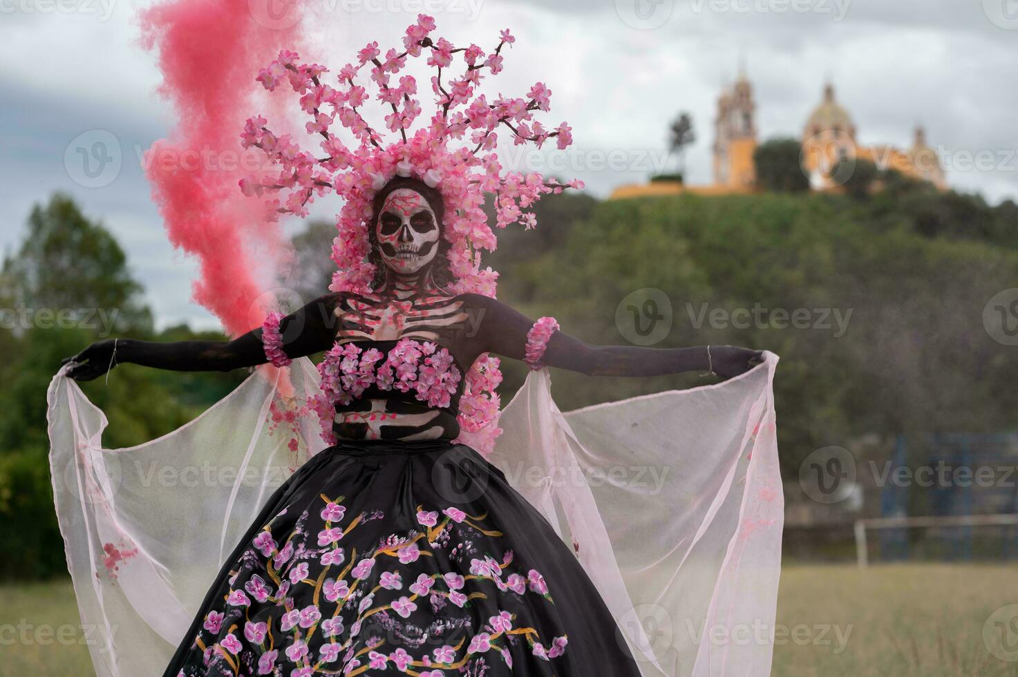 encantador Catrina uma dia de los muertos sessão de fotos dentro cholula cempasuchil Campos, emoldurado de a icônico cholula Igreja a comemorar beleza tradição e a encantador Rosa fumaça