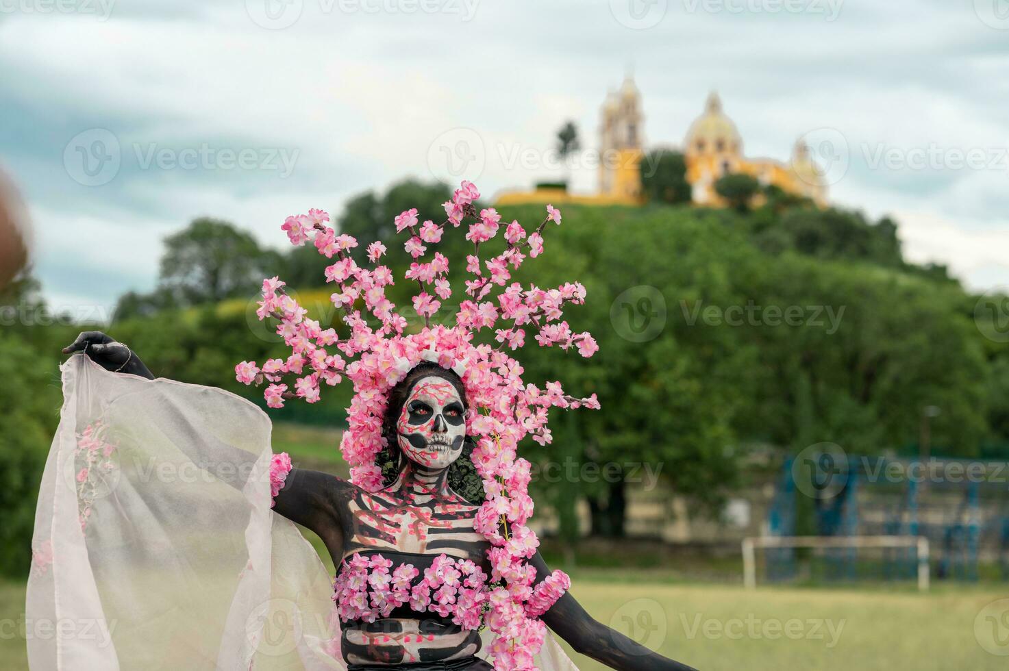 encantador Catrina uma dia de los muertos sessão de fotos dentro cholula cempasuchil Campos, emoldurado de a icônico cholula igreja, a comemorar beleza e tradição