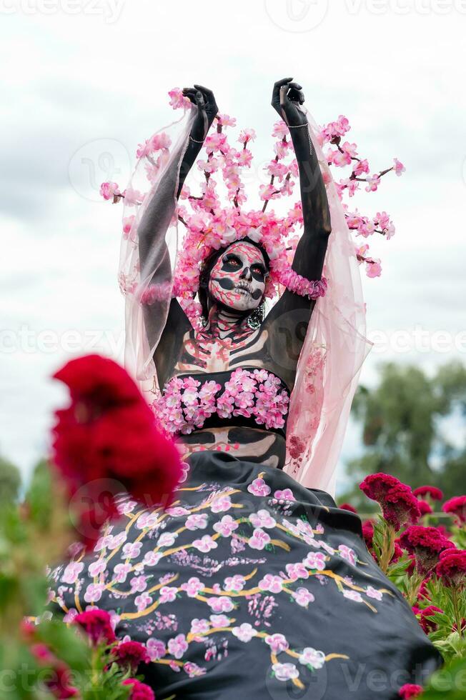 glorioso elegância dentro a coração do cholula cempasuchil Campos uma hipnotizante dia do a morto sessão de fotos, apresentando uma deslumbrante mulher transformado para dentro uma catrina, pagando para a tradição do morrer de muertos foto