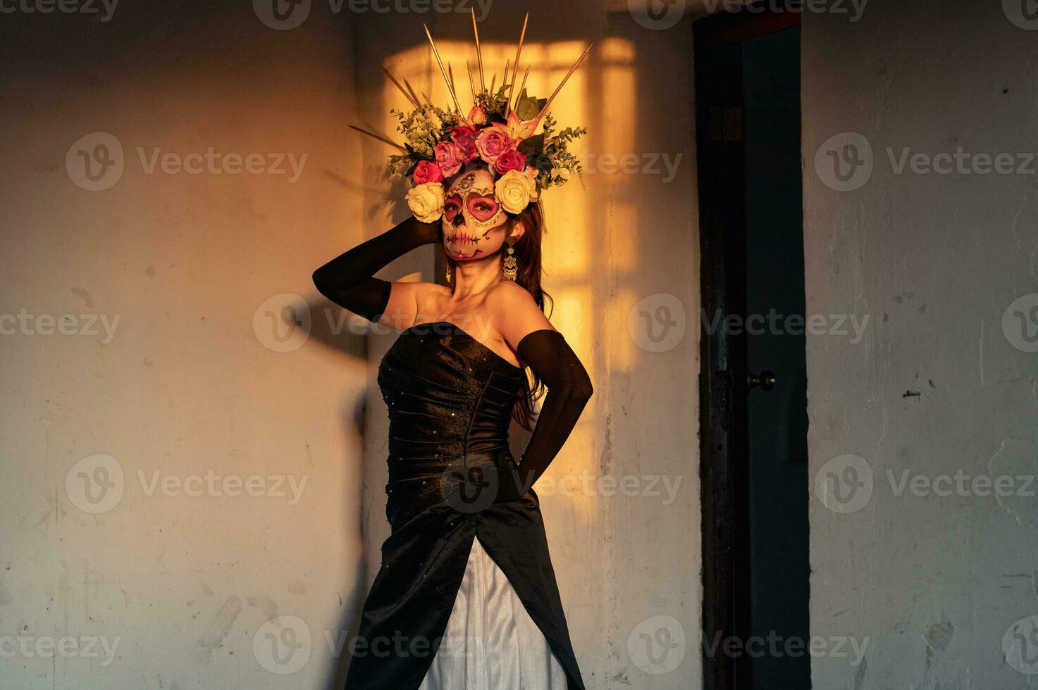 retrato do uma menina com açúcar crânio Maquiagem sobre Preto fundo. calavera catrina. dia de los mortos. dia do a morto. dia das Bruxas. foto