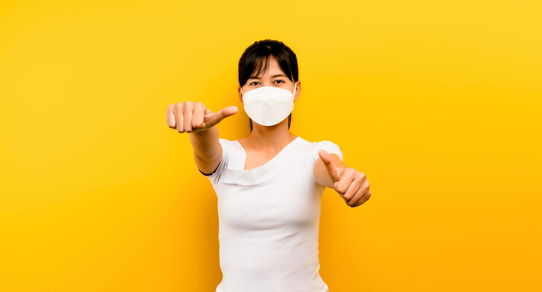 mulher asiática usando máscara antivírus para proteger os outros de foto