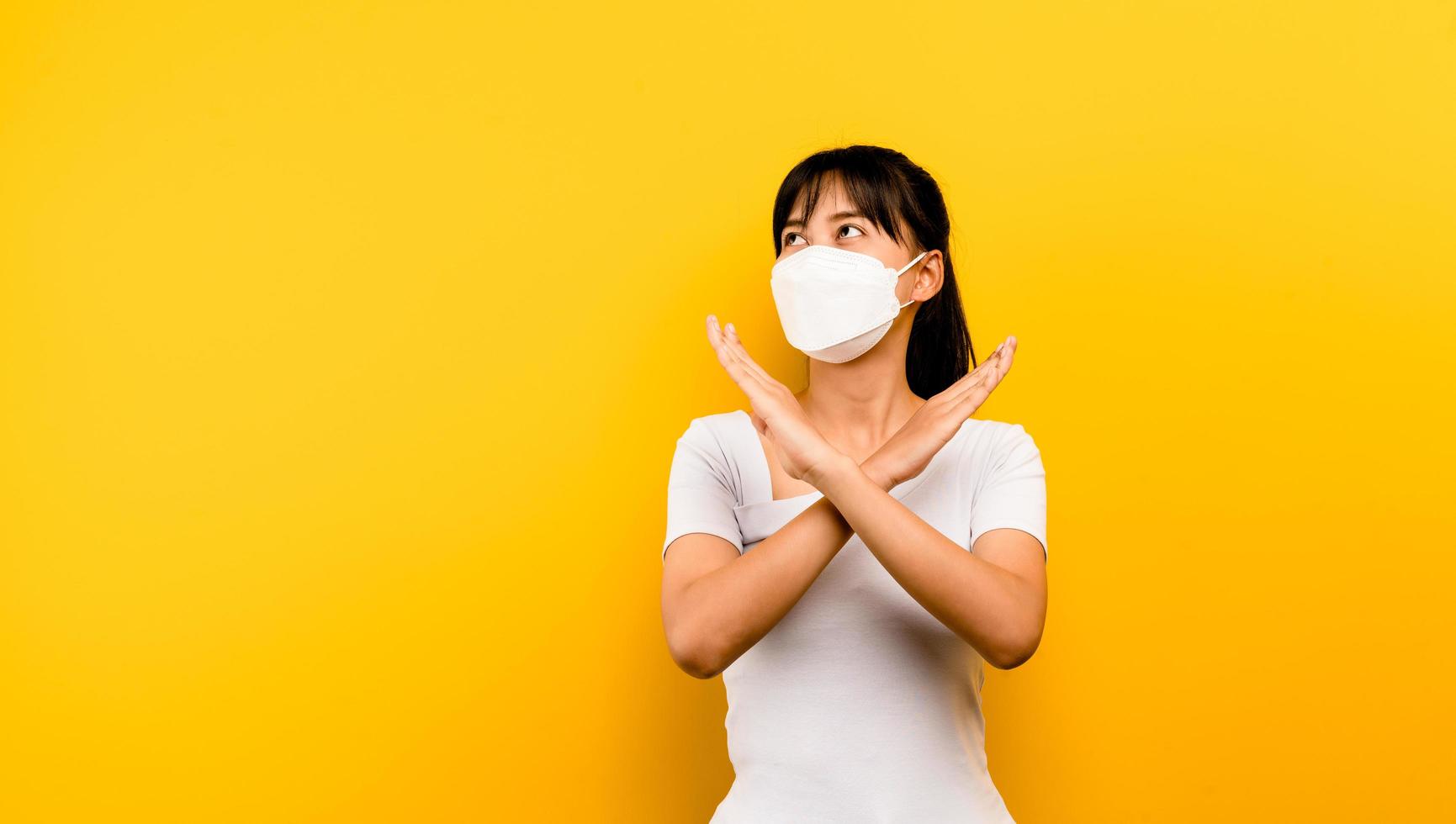 mulheres asiáticas usando máscaras antivírus para se proteger foto