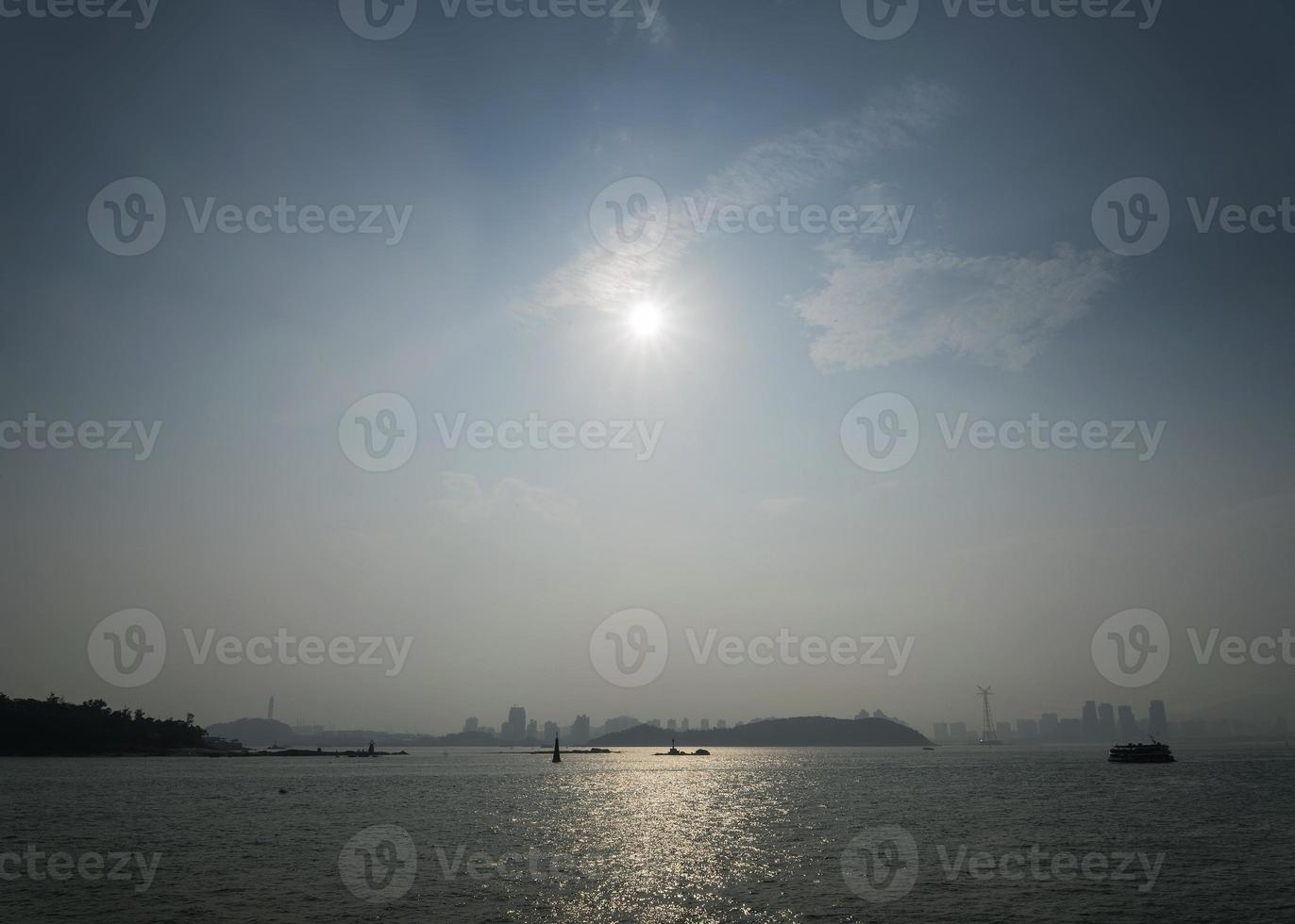 vista para o rio e o horizonte na cidade de xiamen, china, ao pôr do sol foto