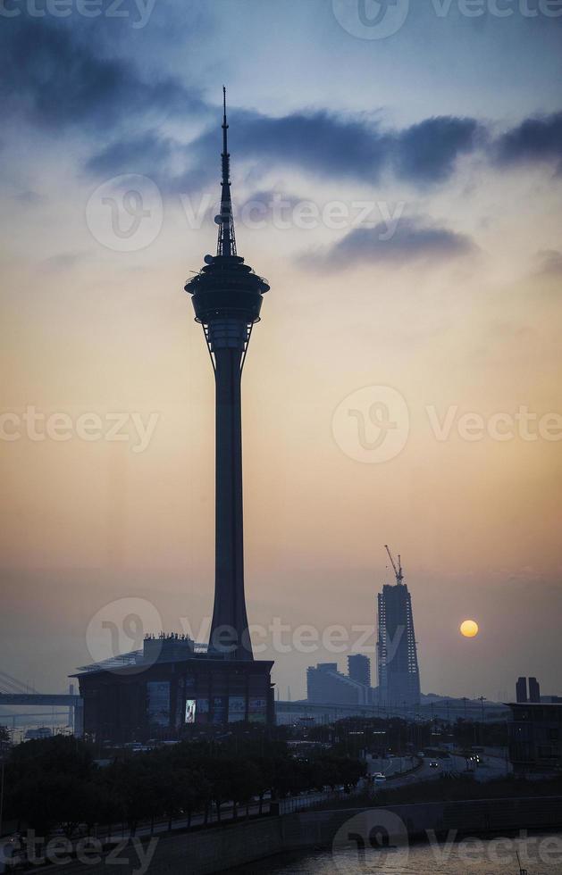 torre de macau, marco urbano, horizonte urbano, macau, china, pôr do sol, anoitecer foto