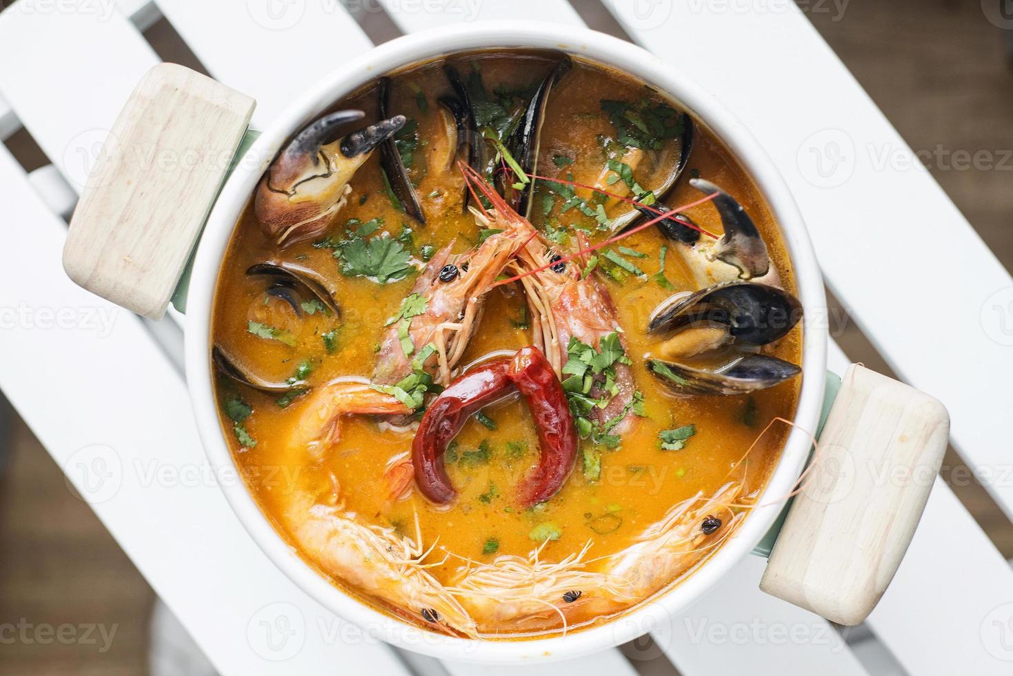 tigela de sopa cremosa cremosa de frutos do mar foto